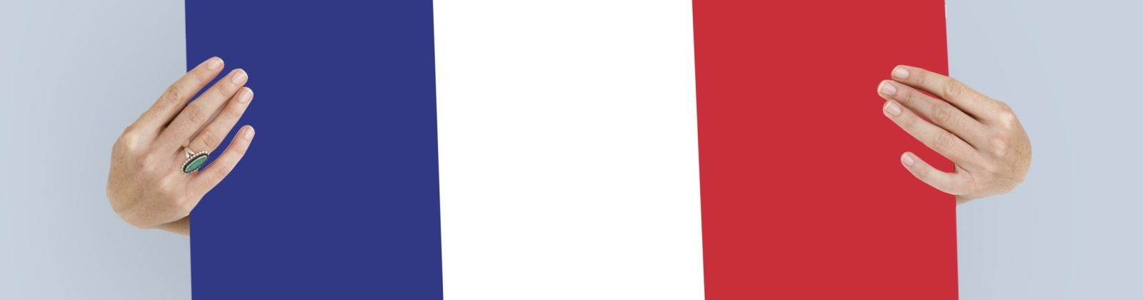 Femme qui tient le drapeau de la France