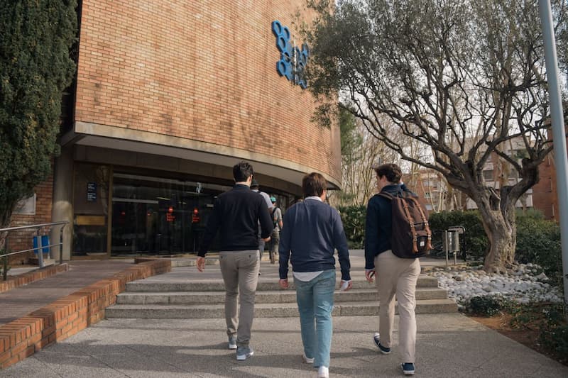 Un groupe d'étudiants au campus